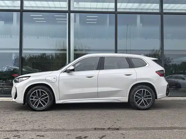 BMW iX1 2025