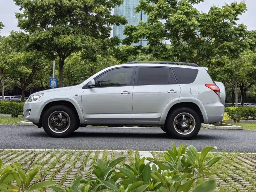 Toyota RAV4 2011 — фото 4