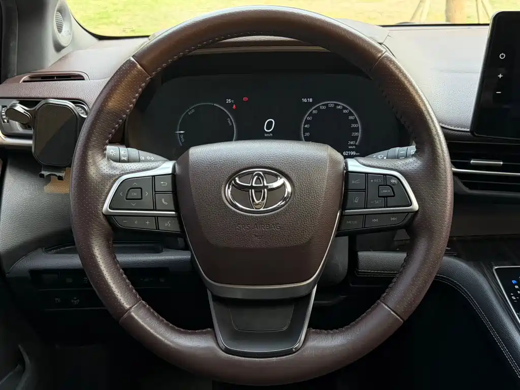 Toyota Sienna 2023 — фото 13