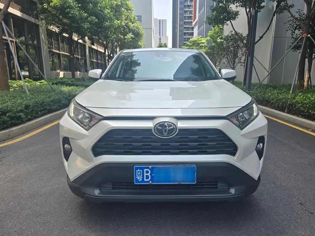 Toyota RAV4 2021 — фото 2