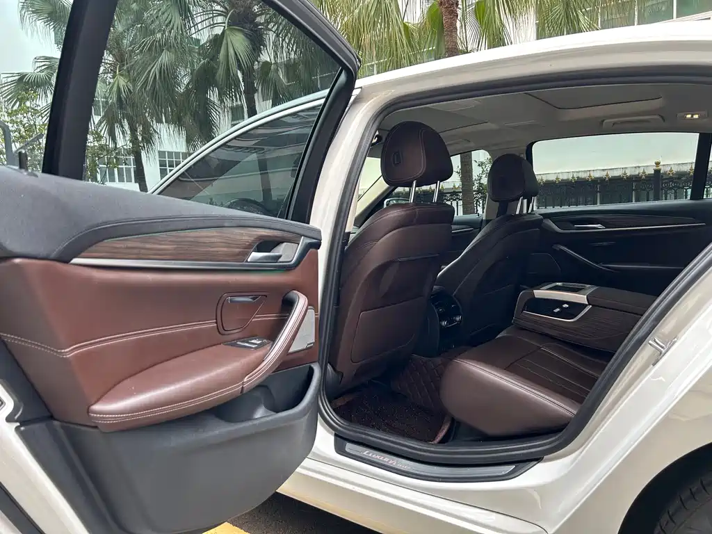 BMW 5 Series 2019 — фото 13