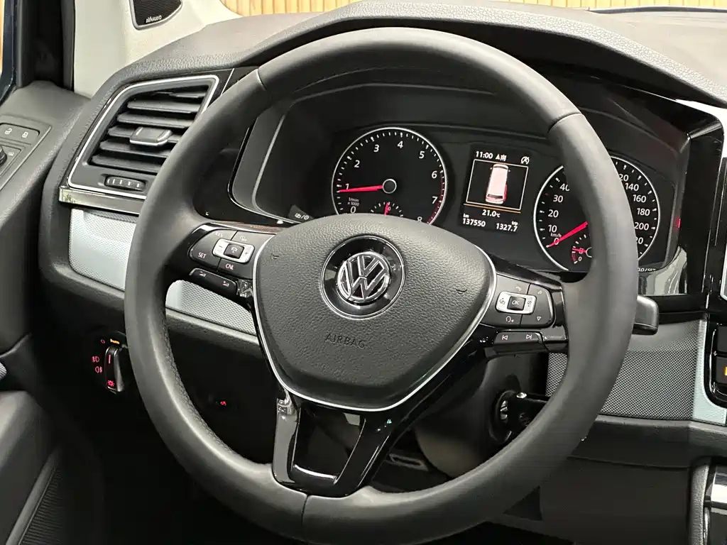 Volkswagen Multivan 2017 — фото 11
