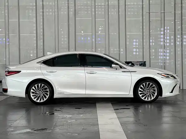 Lexus ES 2022