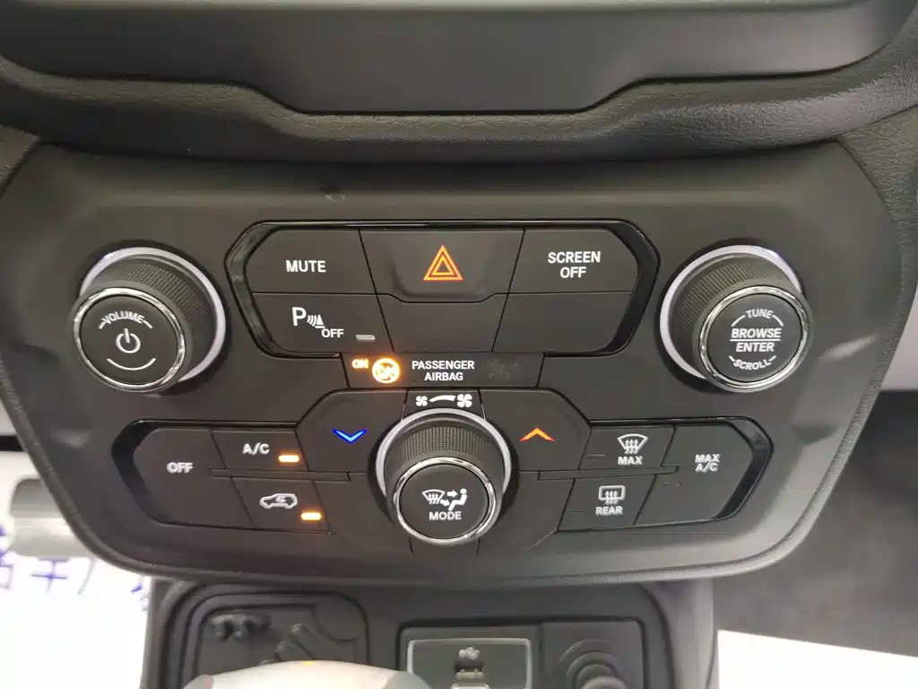 Jeep Renegade 2019 — фото 11