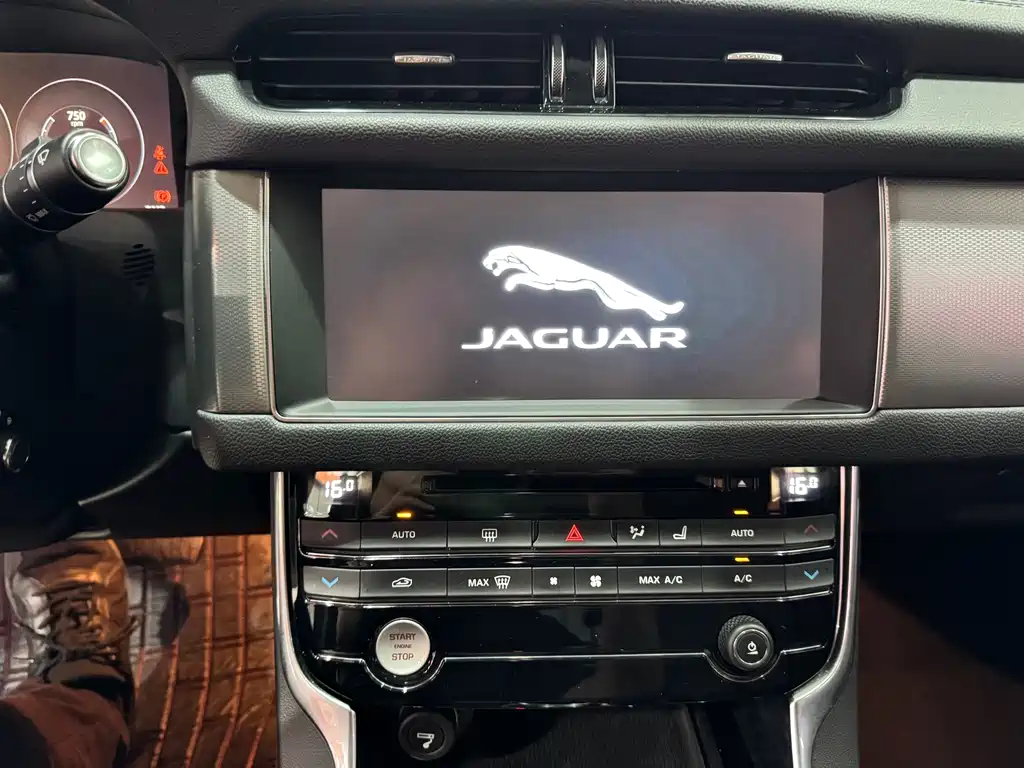 Jaguar XFL 2017 — фото 16