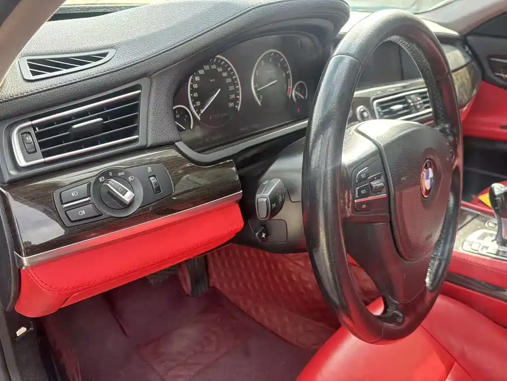 BMW 7 Series 2011 — фото 16