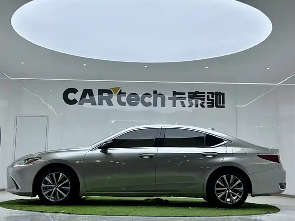 Lexus ES 2020