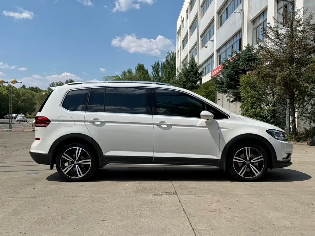 Volkswagen Touran 2022 — фото 4