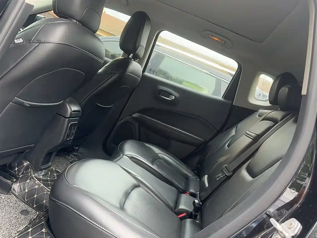 Jeep Compass 2018 — фото 11