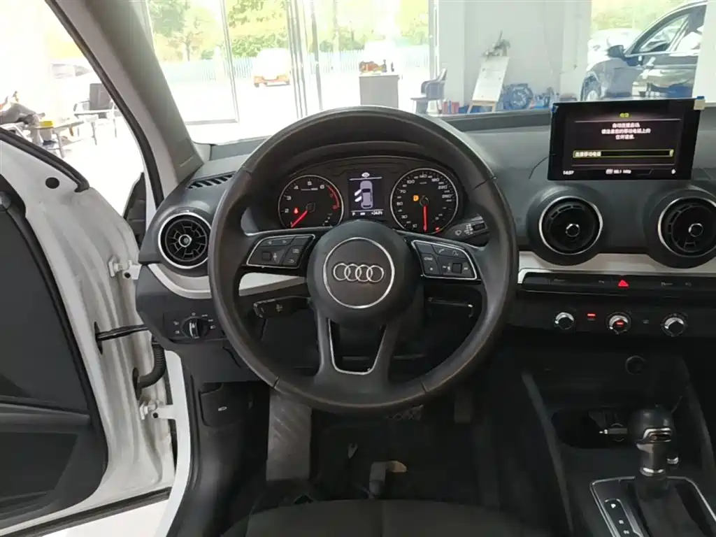 Audi Q2L 2021 — фото 11