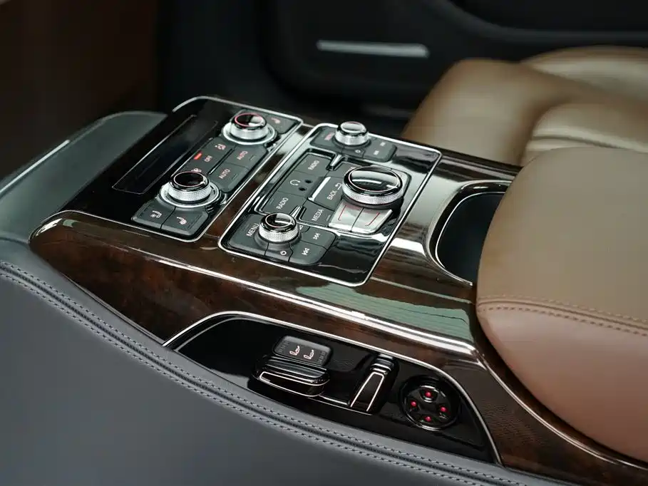 Audi A8 2017 — фото 18