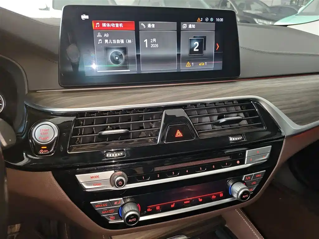 BMW 5 Series 2018 — фото 13