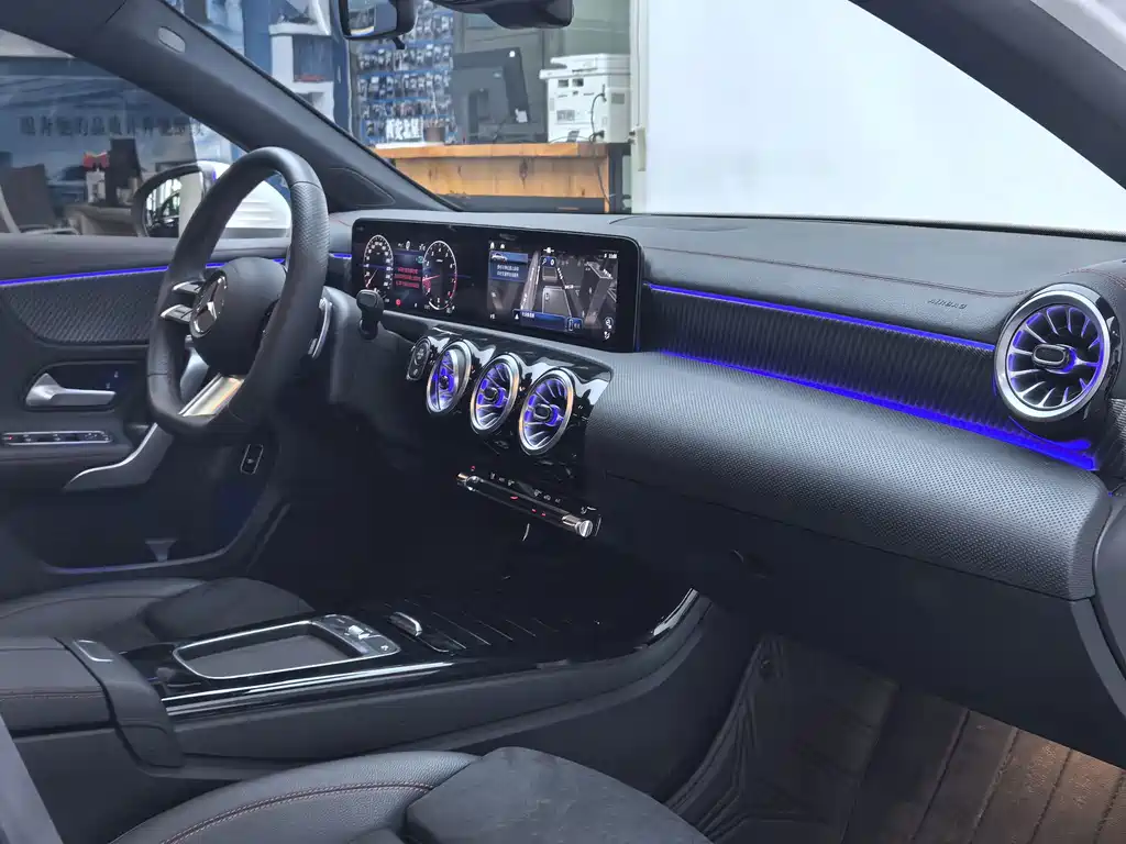 Mercedes-Benz A-Class 2024 — фото 11