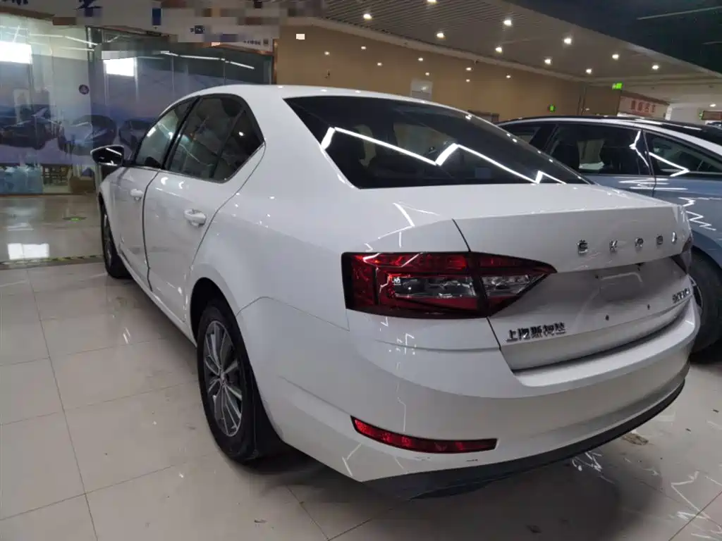Skoda Octavia 2023 — фото 23