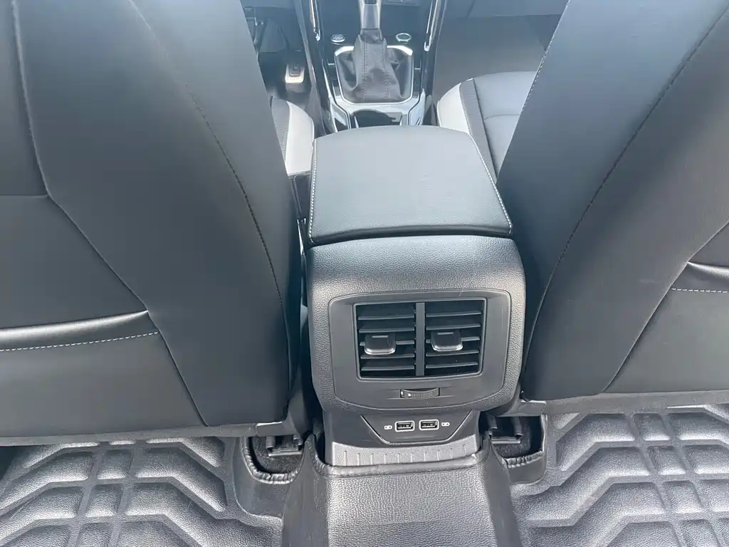 Volkswagen T-Roc 2023 — фото 11