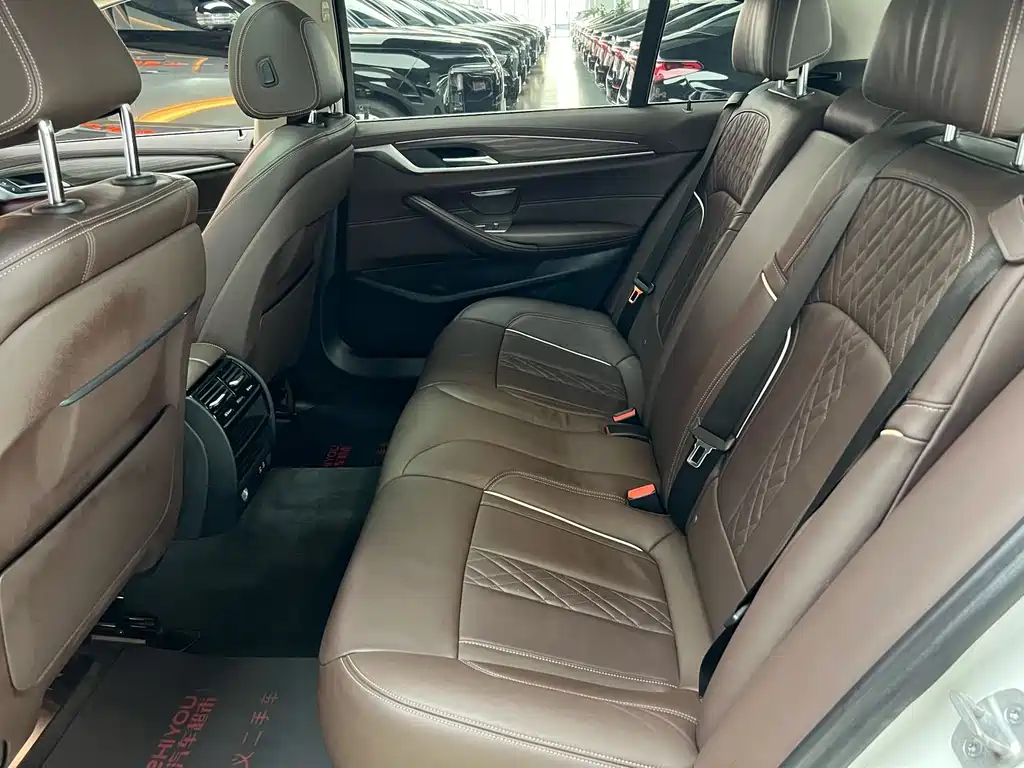 BMW 5 Series 2020 — фото 10