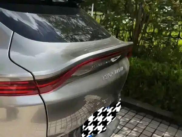 Aston Martin DBX 2022