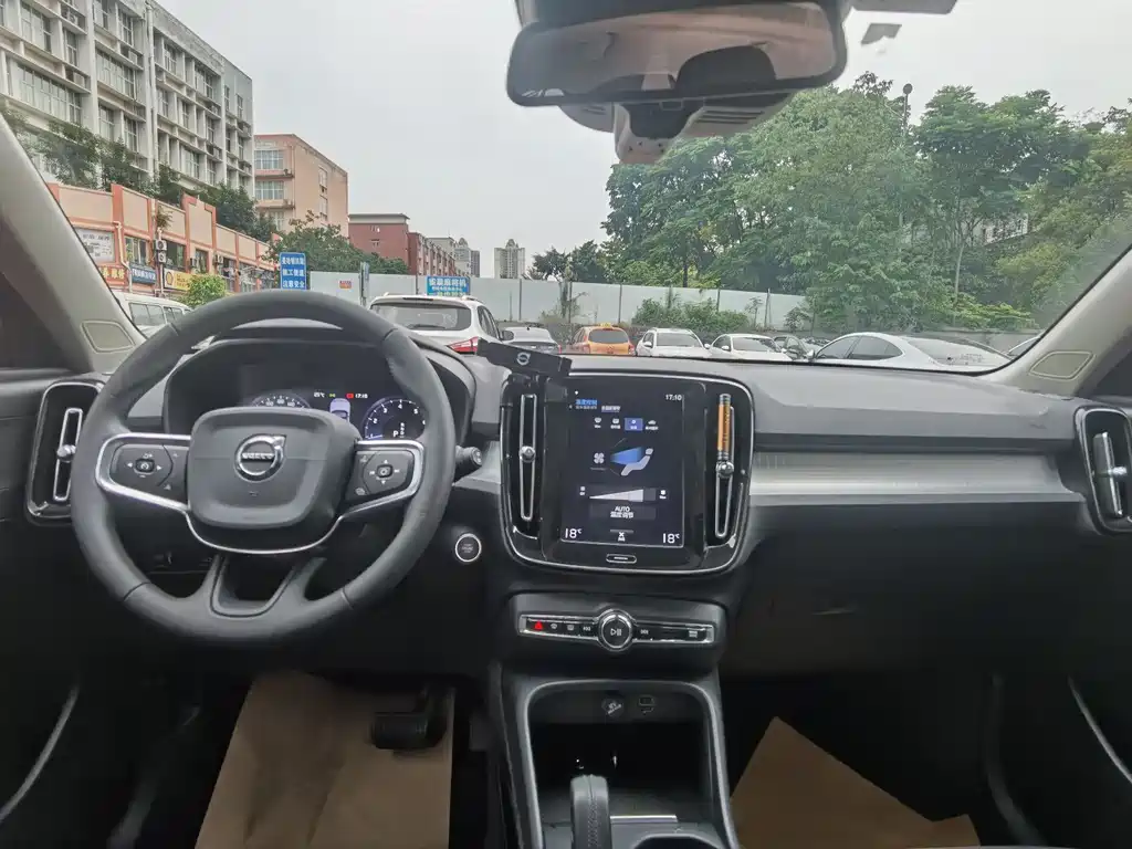 Volvo XC40 2020 — фото 13