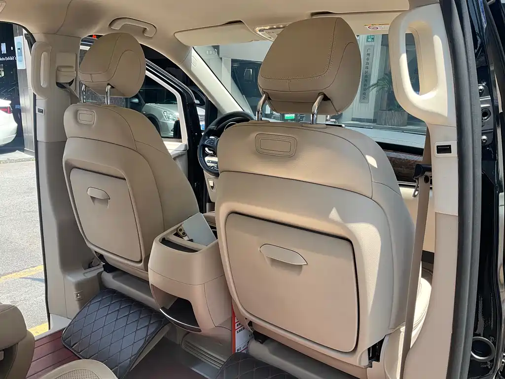 Mercedes-Benz V-Class 2019 — фото 16