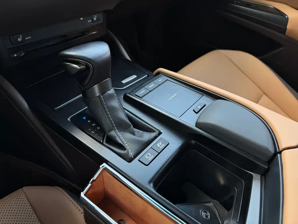Lexus ES 2020 — фото 12