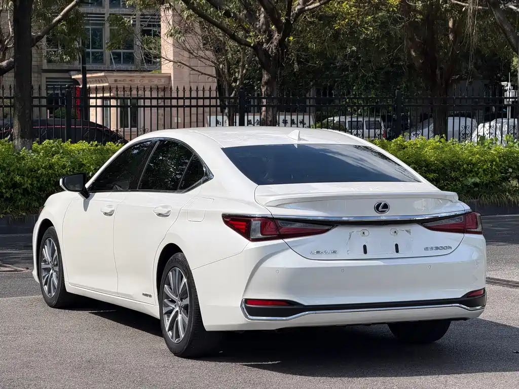 Lexus ES 2020 — фото 14