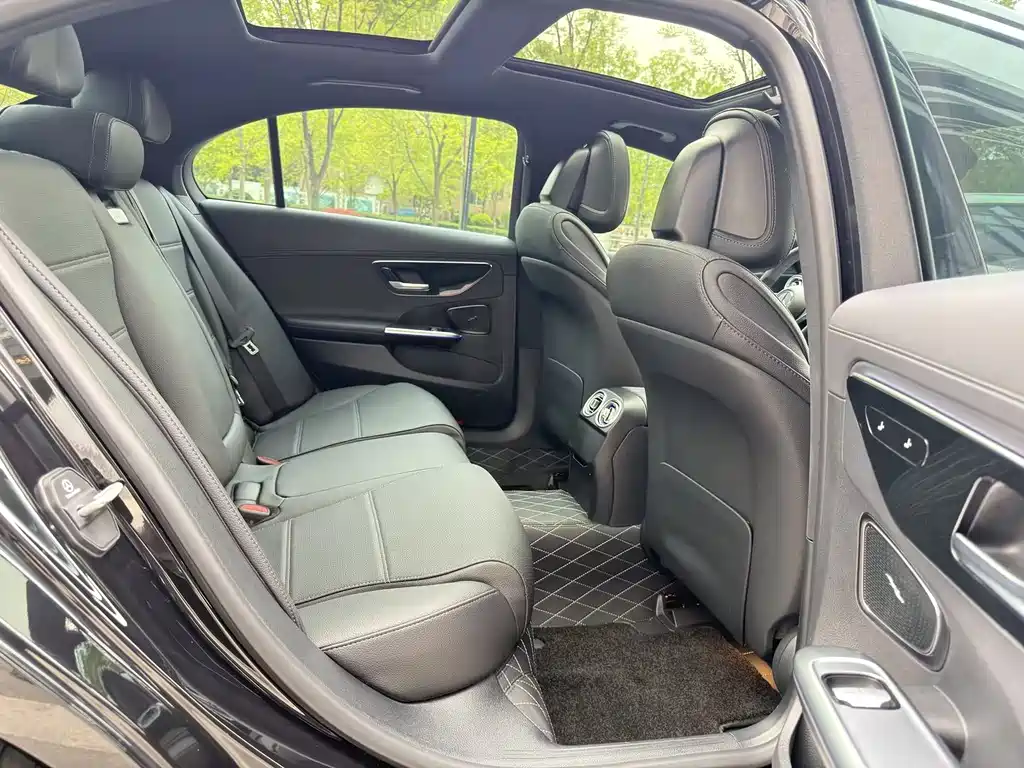 Mercedes-Benz C-Class 2025 — фото 23