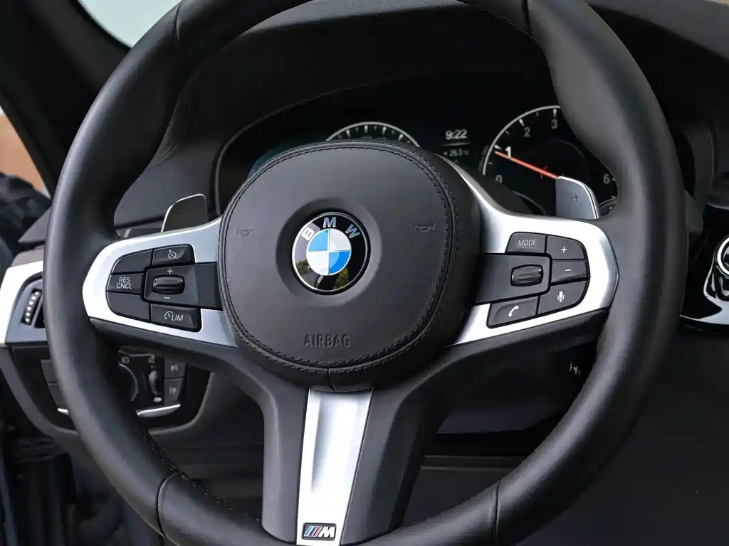 BMW 5 Series 2019 — фото 11
