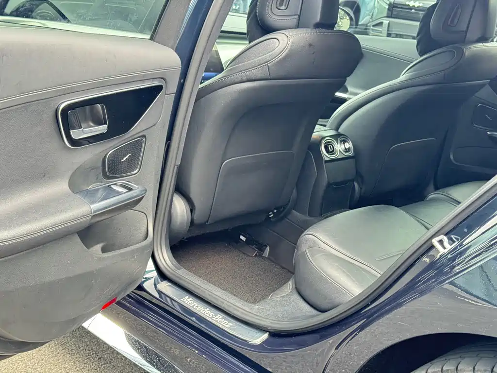 Mercedes-Benz C-Class 2023 — фото 10