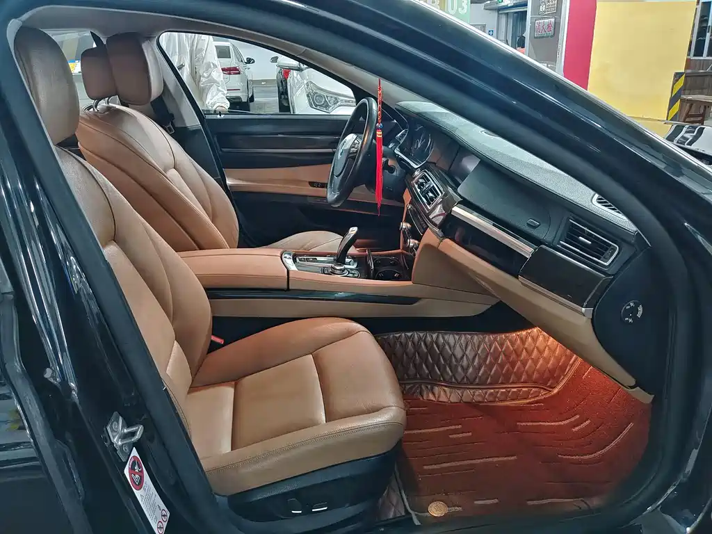 BMW 7 Series 2012 — фото 11