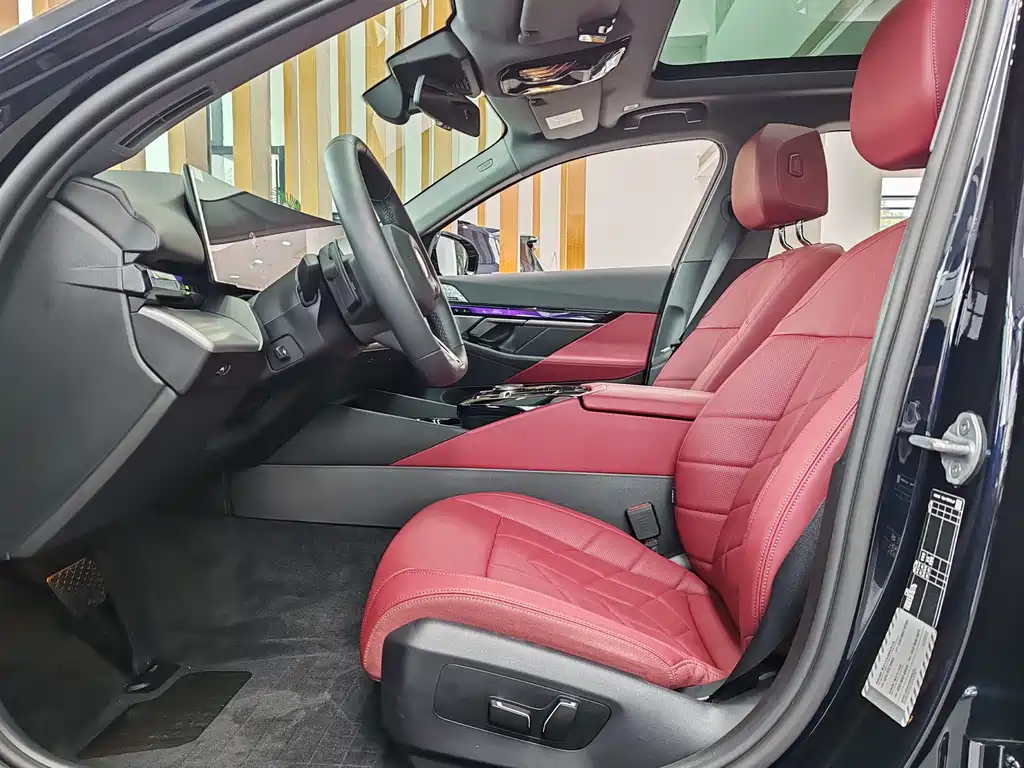 BMW 5 Series 2025 — фото 10