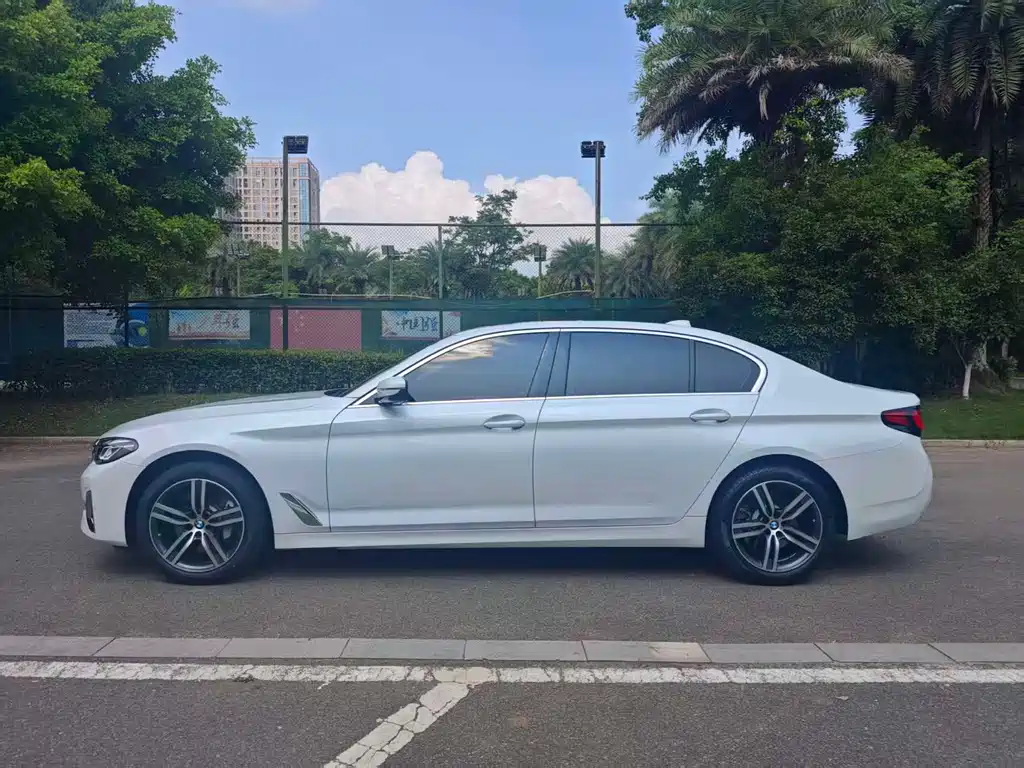 BMW 5 Series 2021 — фото 11