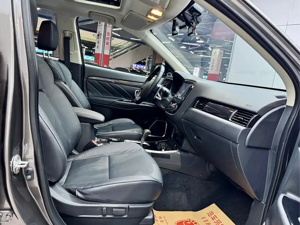 Mitsubishi Outlander 2018 — фото 18