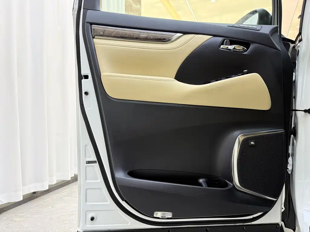 Toyota Vellfire 2023 — фото 3