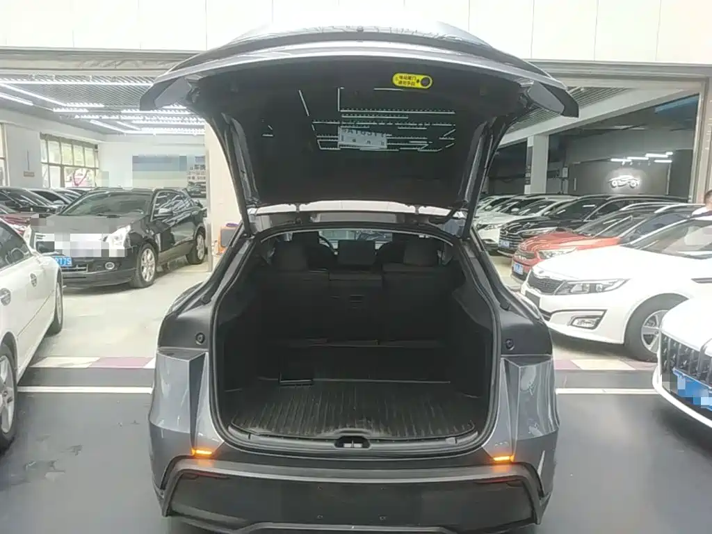 Tesla Model Y 2025 — фото 19