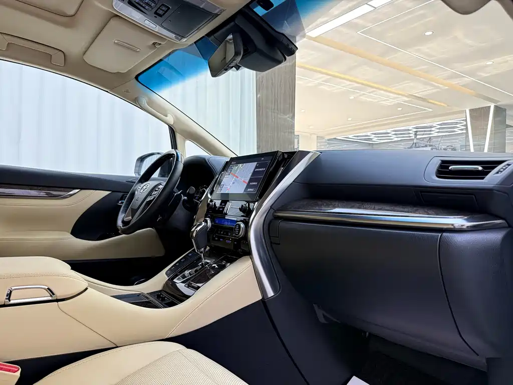 Toyota Vellfire 2023 — фото 11