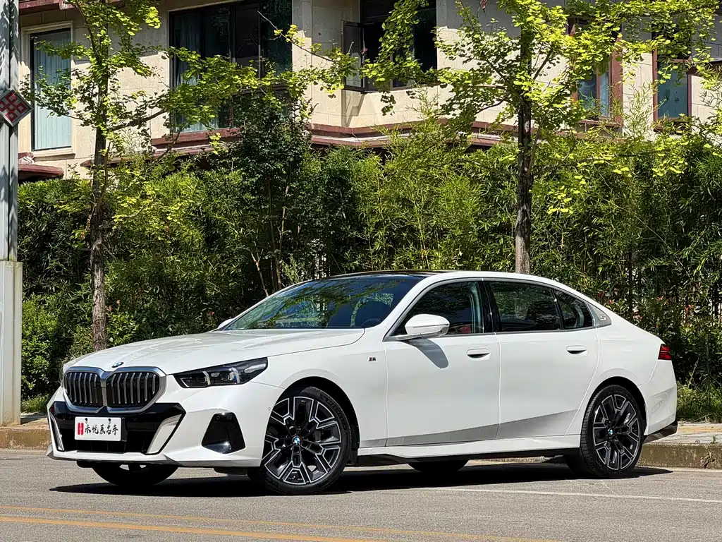 BMW 5 Series 2025 — фото 1