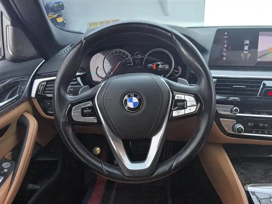 BMW 5 Series 2018 — фото 15