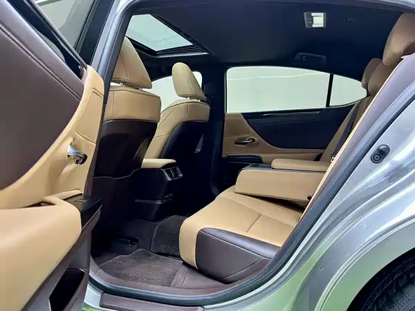 Lexus ES 2020