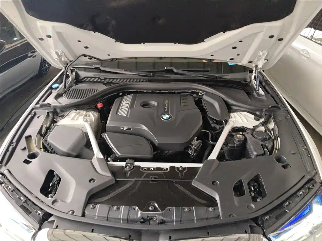 BMW 5 Series 2019 — фото 16