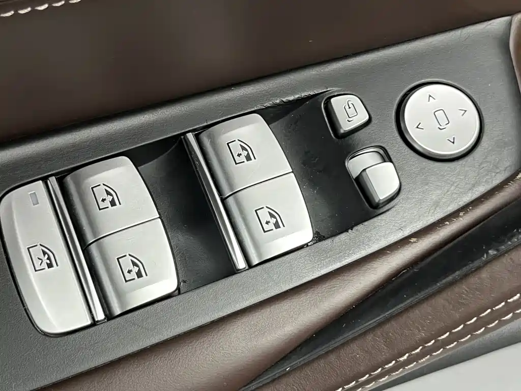 BMW 5 Series 2018 — фото 9