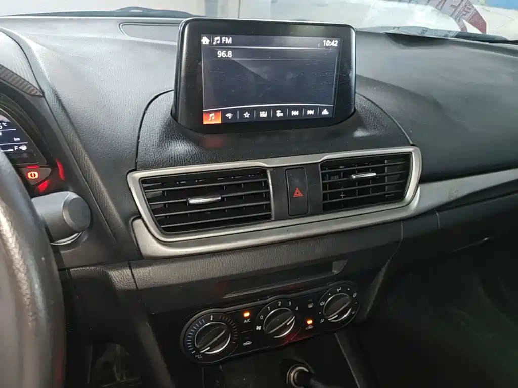 Mazda 3 Axela 2018 — фото 13