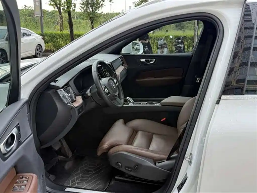Volvo XC60 2024 — фото 11
