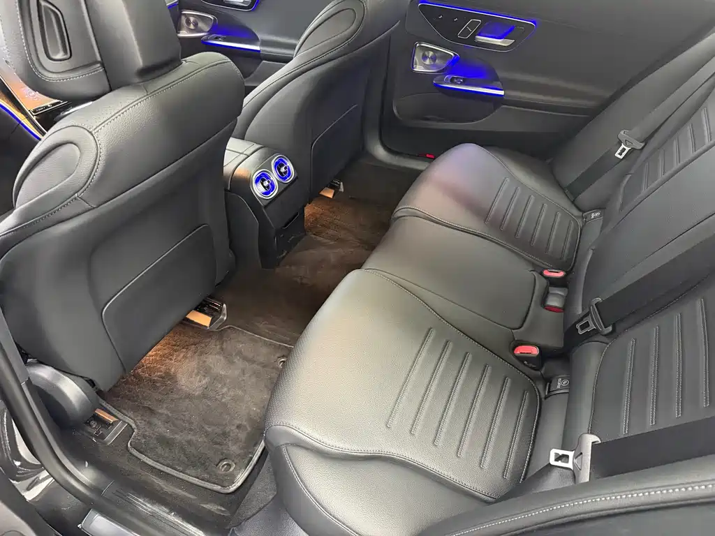 Mercedes-Benz C-Class 2025 — фото 10