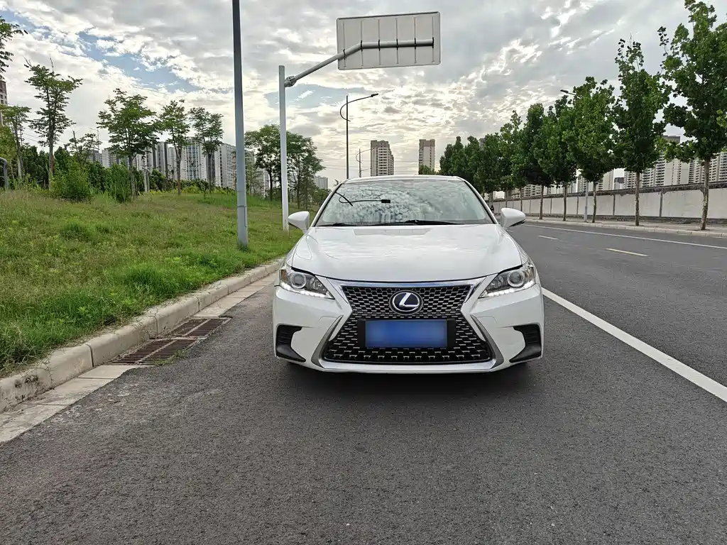 Lexus CT 2018 — фото 2
