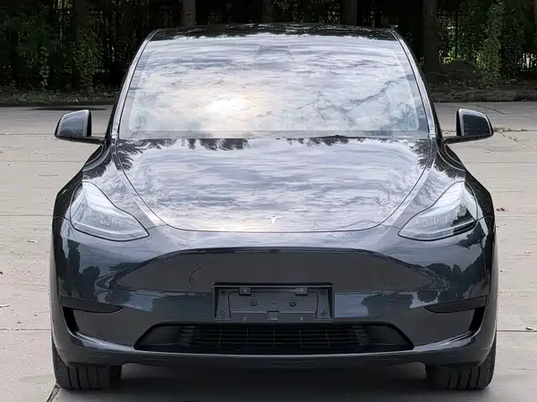 Tesla Model Y 2025