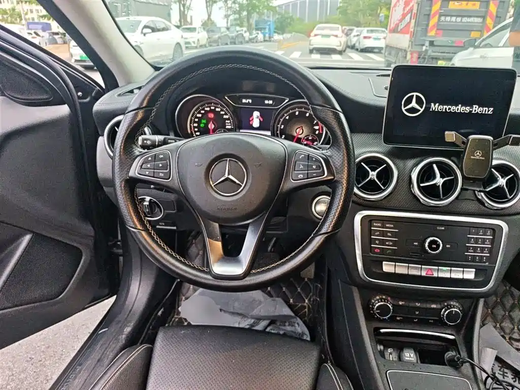 Mercedes-Benz GLA 2018 — фото 11