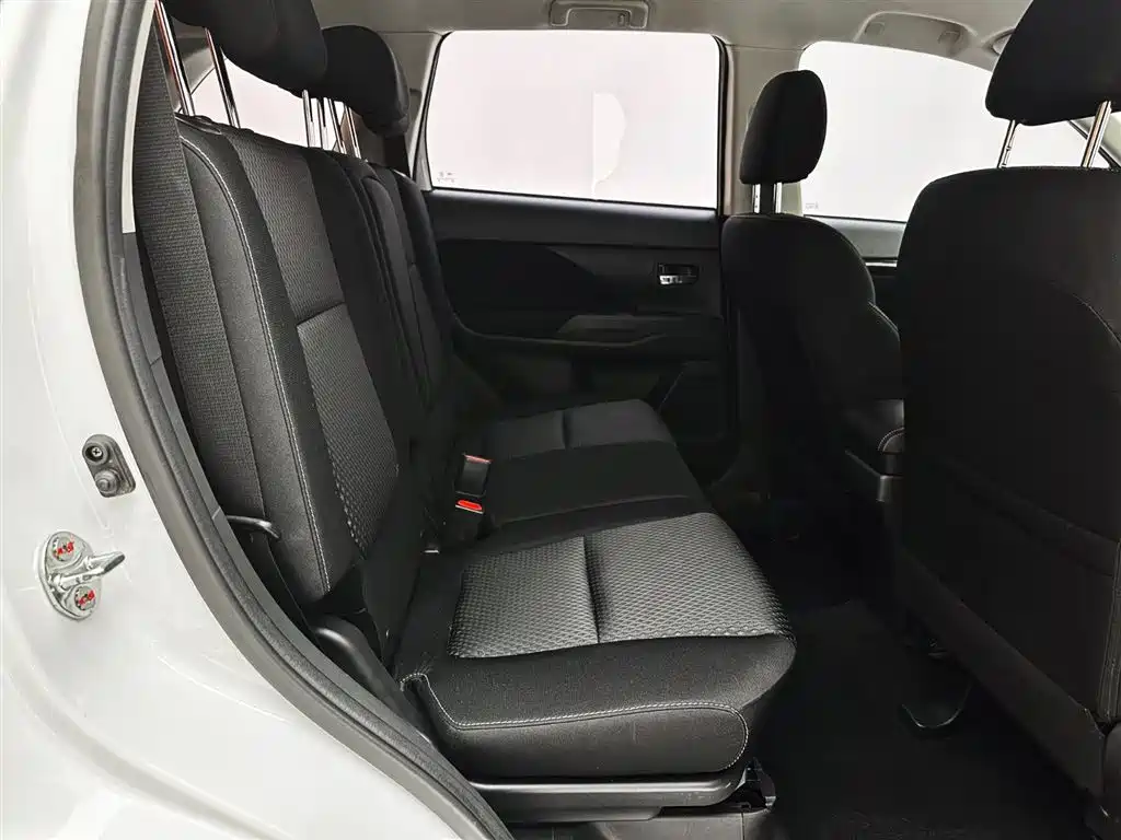 Mitsubishi Outlander 2022 — фото 12