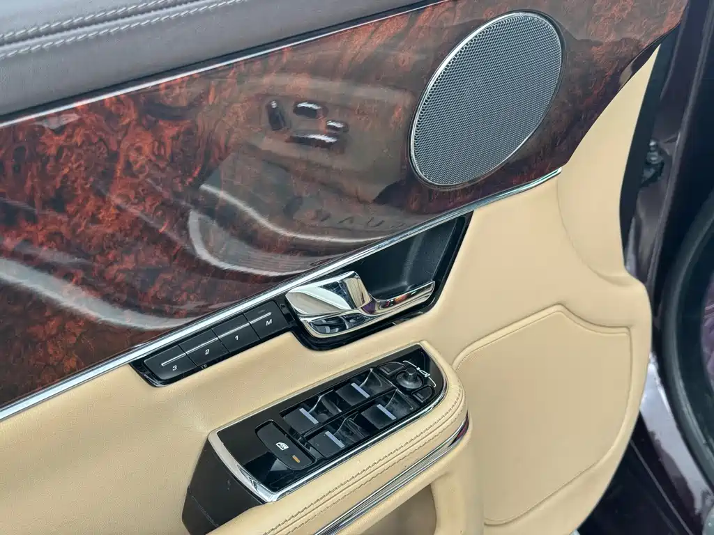 Jaguar XJ 2012 — фото 18