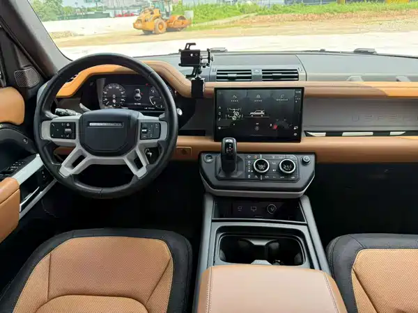Land Rover Defender 2024