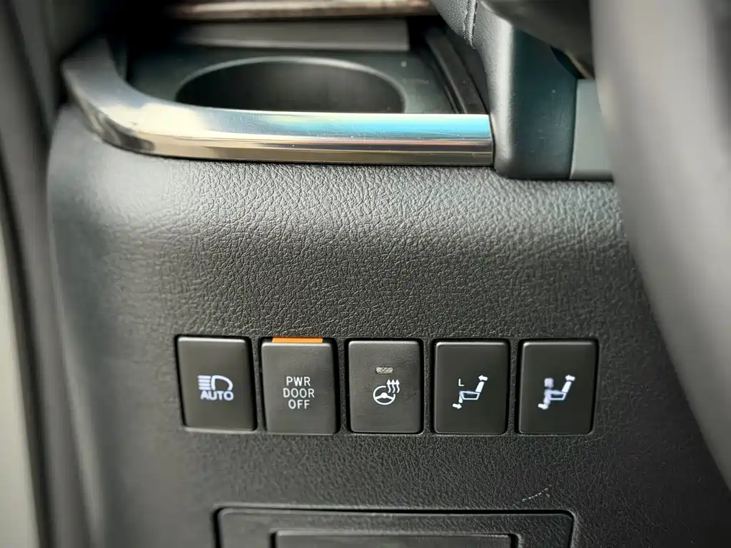 Toyota Vellfire 2022 — фото 18